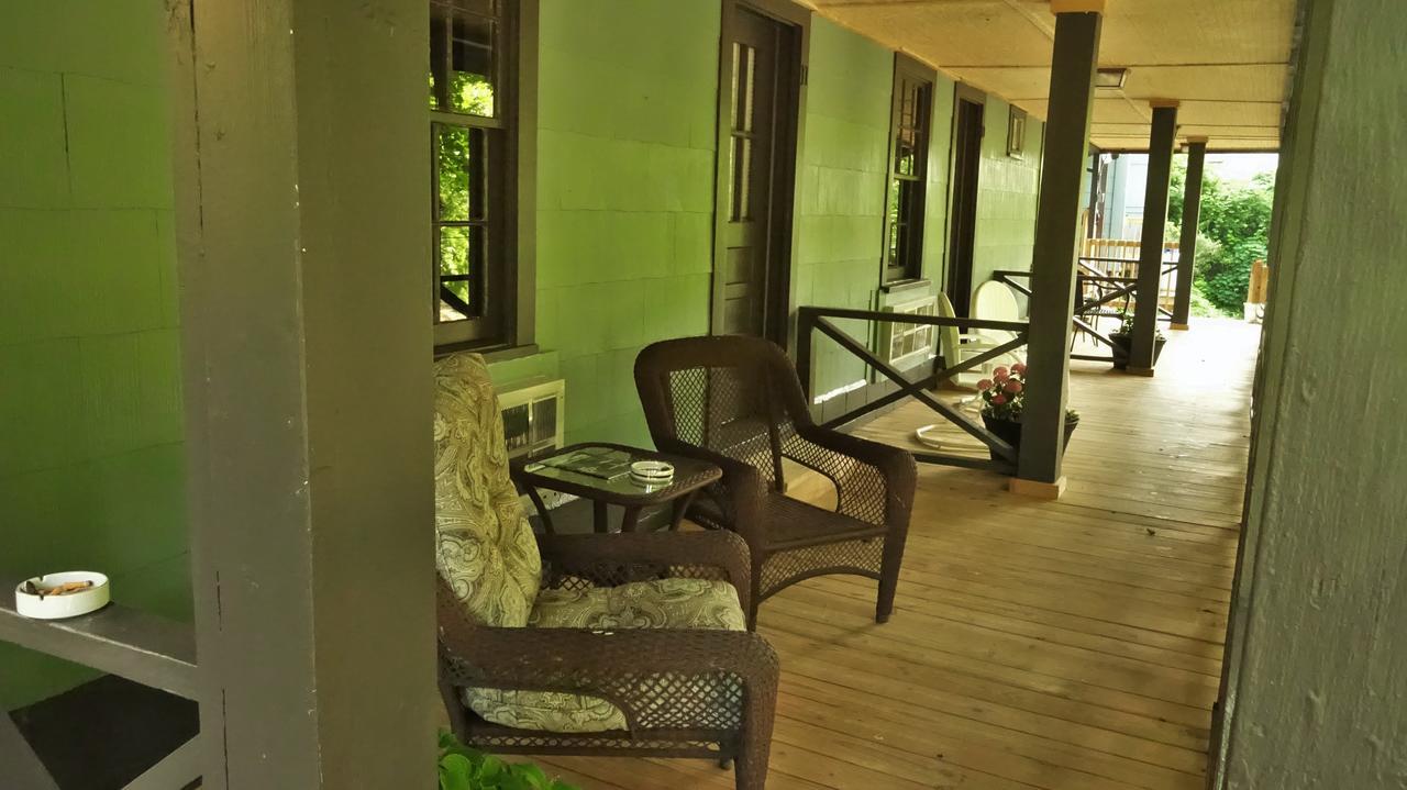 Riverside Lodge At Чимни Рок Екстериор снимка