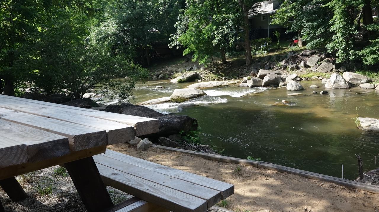 Riverside Lodge At Чимни Рок Екстериор снимка
