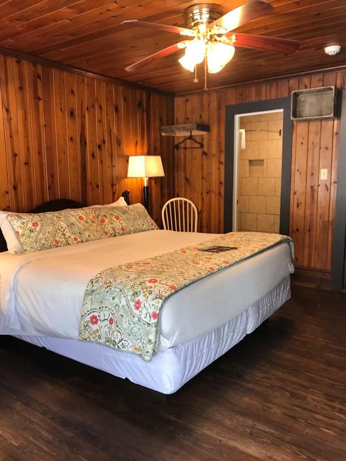 Riverside Lodge At Чимни Рок Екстериор снимка