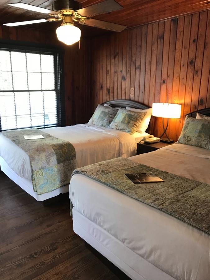 Riverside Lodge At Чимни Рок Екстериор снимка