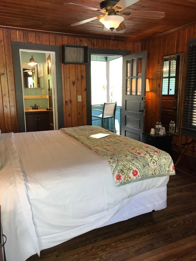 Riverside Lodge At Чимни Рок Екстериор снимка
