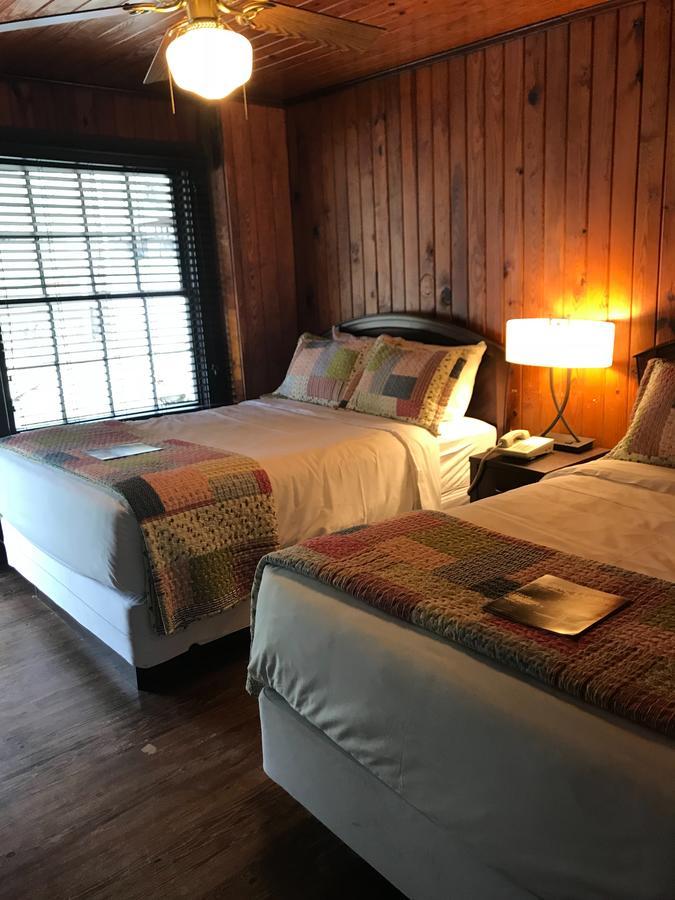 Riverside Lodge At Чимни Рок Екстериор снимка