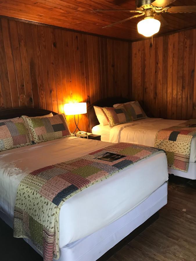 Riverside Lodge At Чимни Рок Екстериор снимка