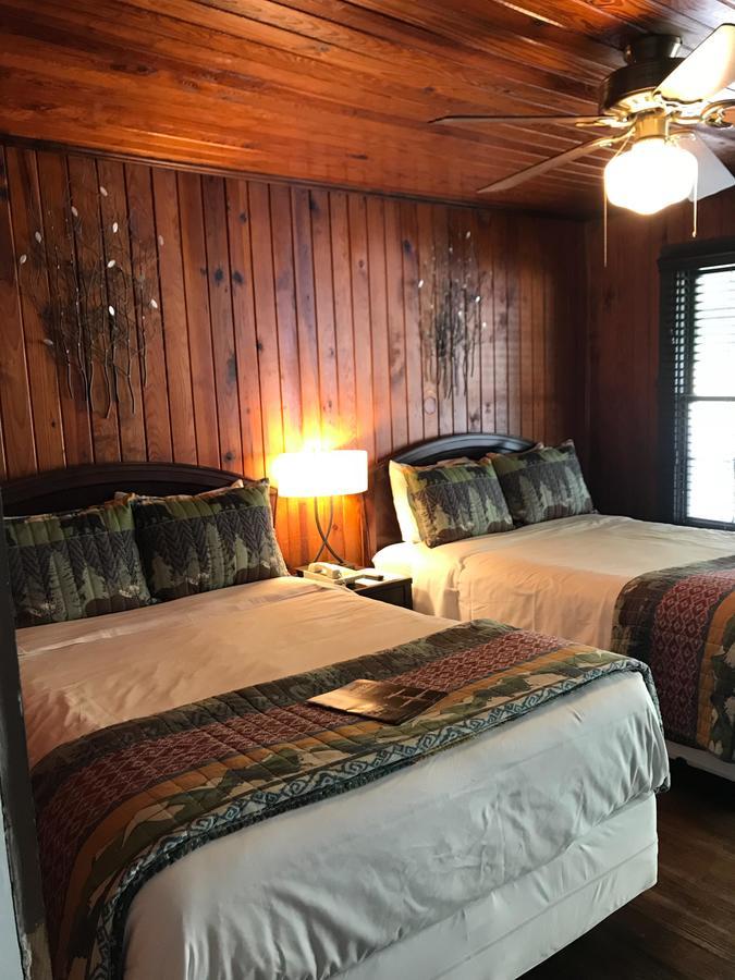 Riverside Lodge At Чимни Рок Екстериор снимка