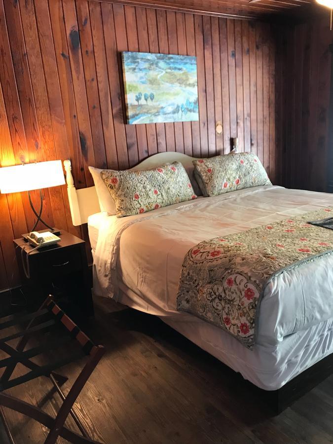 Riverside Lodge At Чимни Рок Екстериор снимка